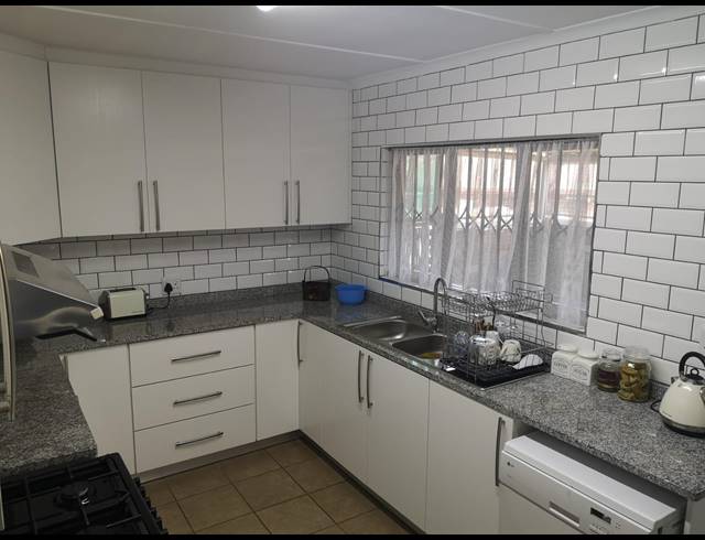 2 BEDROOM TOWNHOUSE TO LET IN HAYFIELDS